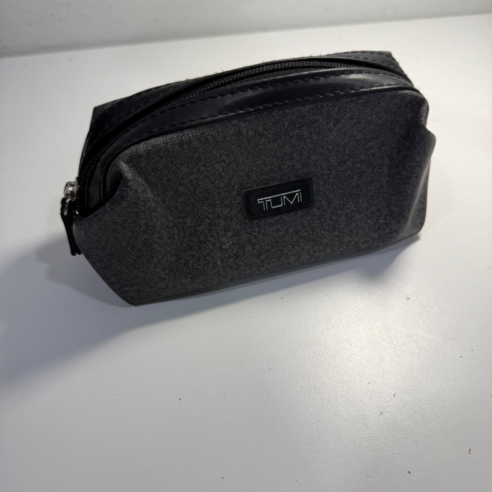 Tumi for Delta Bag Travel Trip Vacation Cosmetics Makeup Designer Luxury EUC